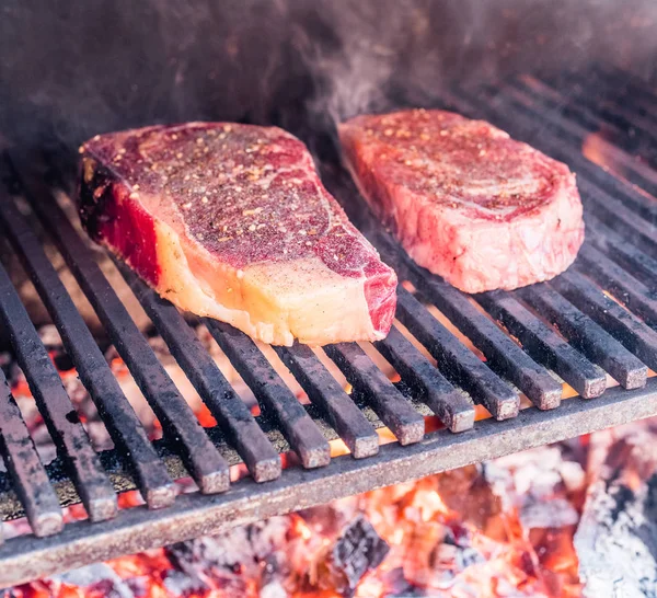 Biefstuk koken. Conceptuele afbeelding. Biefstuk met kruiden en bestek — Stockfoto