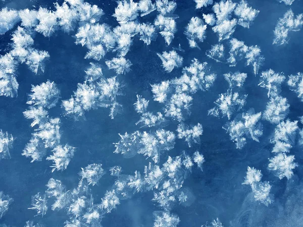 Flocos de neve como borboletas de neve sobre o rio gelado congelado. Gelado n — Fotografia de Stock