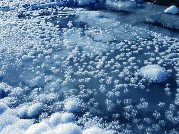 Flocos de neve como borboletas de neve sobre o rio gelado congelado. Gelado n — Fotografia de Stock