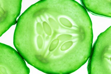 Beyaz arka plan üzerinde izole salatalık dilimleri.