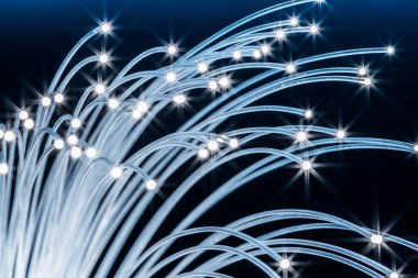 Uçları ışıklar ile optik liflerin paketi. Mavi artalan