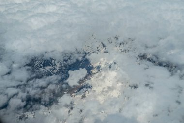 Mavi gökyüzünde beyaz ağır bulutlar. Üzerinde panoramik Clear t