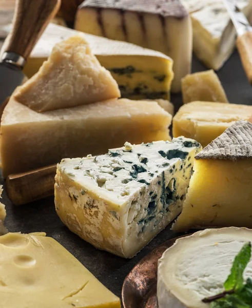 Bandeja de queso con quesos orgánicos sobre fondo de piedra. Sabroso c —  Fotos de Stock