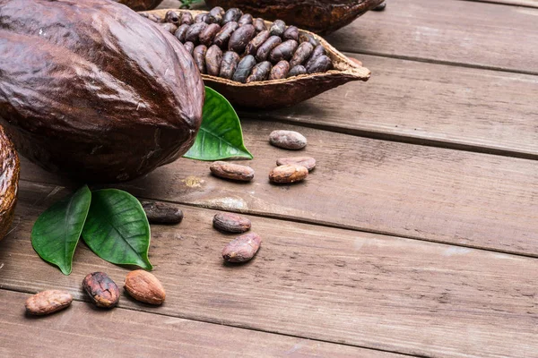 Vaina de cacao y granos de cacao en la mesa de madera. Vista superior. — Foto de Stock