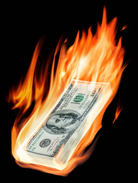 Bruciare banconote da cento dollari in fiamme su sfondo nero . — Foto Stock