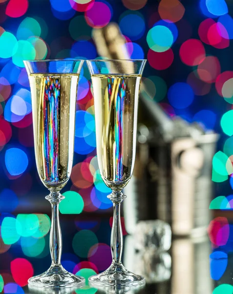 Bicchieri di champagne e bottiglia di champagne sul ghiaccio al bokeh ba — Foto Stock