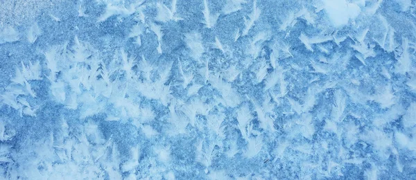 Los cristales de nieve forman un hermoso patrón de nieve en el helado río. S —  Fotos de Stock