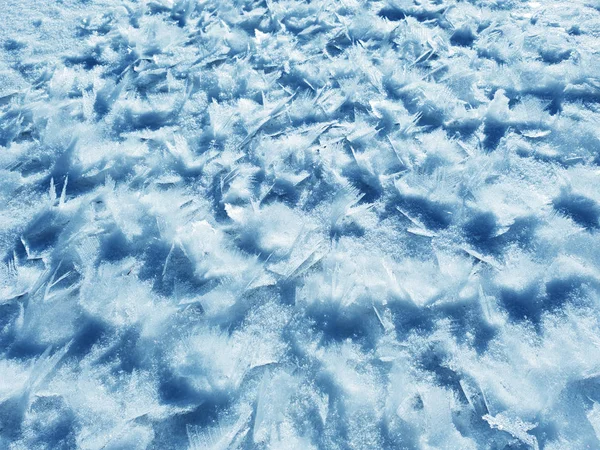 Snö kristall bildar vackert snö mönster på fryst iskalla flod. — Stockfoto