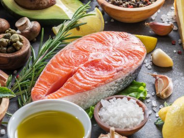 Baharatlar ve sebzeler grafit yönetim kurulu ile Çiğ somon.