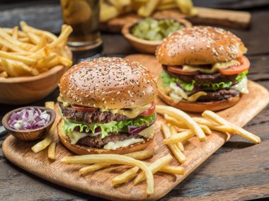 Tahta tepside hamburger ve patates kızartması..