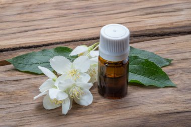 İhale yasemin çiçekleri ve yasemin yağı yakın çekim ahşap backgr