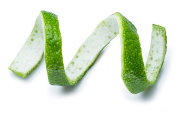 Beyaz arka planda izole kireç meyve kabuğu.