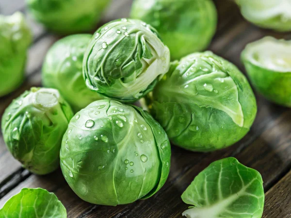 Brussel spruiten op de oude houten tafel. — Stockfoto