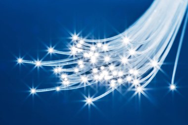 Uçları ışıklar ile optik liflerin paketi. Mavi artalan