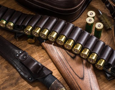 Pompa eylem av tüfeği, 12 kalibre kartuş ve av bıçağı.