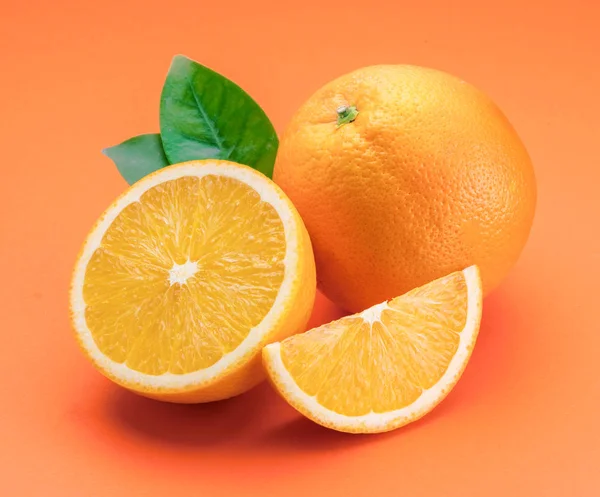 Orangenfrüchte mit Orangenscheiben und Blättern isoliert auf Orangen-Ba — Stockfoto