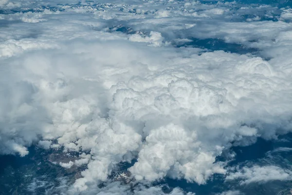 Bílé husté mraky na modrém nebi. Panoramatický výhled nad t — Stock fotografie