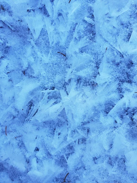 Hópelyhek, mint a hó pillangók több mint fagyasztott jeges folyón. N. Németh Éva — Stock Fotó