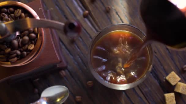 Cezve Frissen Főzött Kávéját Egy Kávéscsészébe Öntjük Gőz Jön Pohárból — Stock videók