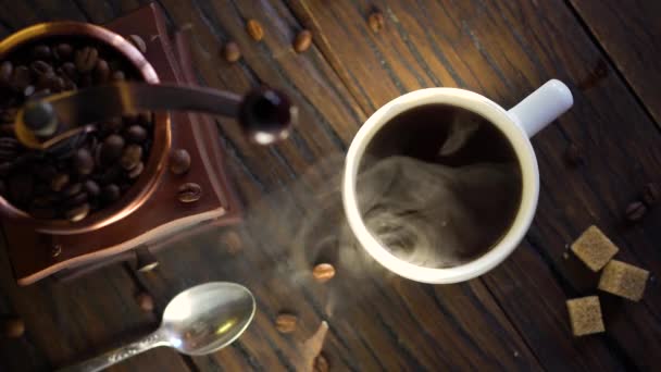 新鲜煮好的咖啡倒入咖啡杯中 蒸汽机从杯子里出来了 一个旧的咖啡机在作文里 4K视频 — 图库视频影像