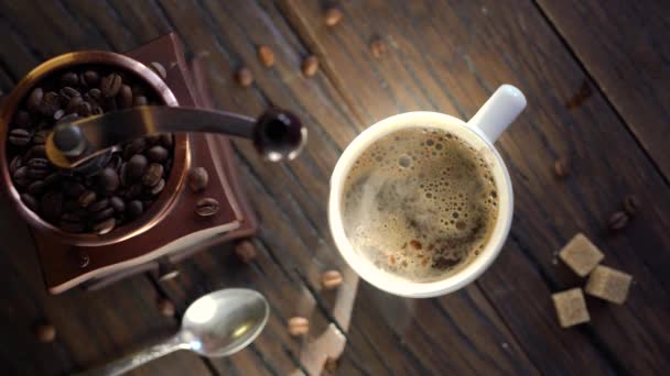 新鲜煮好的咖啡倒入咖啡杯中 蒸汽机从杯子里出来了 一个旧的咖啡机在作文里 4K视频 — 图库视频影像