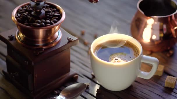 咖啡杯 新鲜煮好的咖啡放在老式桌子上 水汽从杯子里冒了出来 4K视频 — 图库视频影像