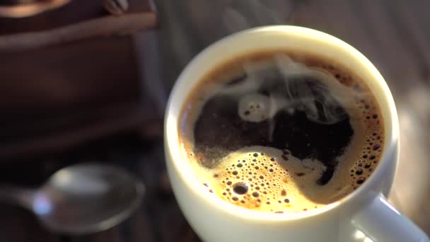 咖啡杯 新鲜煮好的咖啡放在老式桌子上 水汽从杯子里冒了出来 4K视频 — 图库视频影像