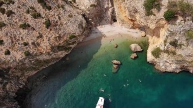 Güzel cennet kumsalı, yukarıdan gökyüzü manzarası. Cres Adası, Hırvatistan. Ağustos 2019