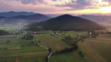 Akşam manzarası, gün batımı ve güzel dağlar. Kuş bakışı. Hırvatistan, Ağustos 2019