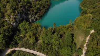 Hırvatistan 'daki Plitvice Gölleri Ulusal Parkı' nın güzel manzarası, Ağustos 2019