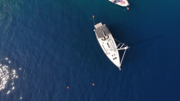 Cámara Eleva Por Encima Yate Playa Del Océano Deslumbramiento Solar — Vídeos de Stock