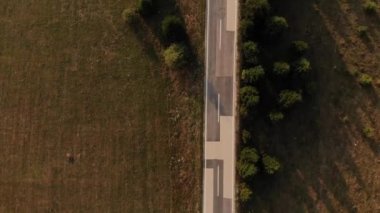 Günbatımının ışınlarında gece yolunu takip ediyor. Hırvatistan, Ağustos 2019