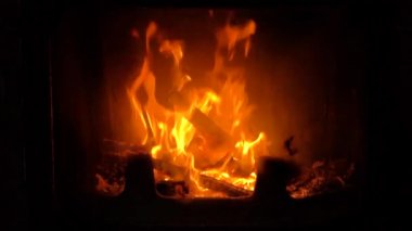 Şöminede yanan şenlik ateşi.