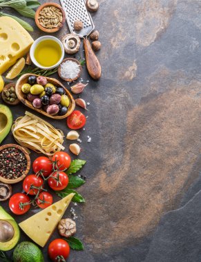 Makarna, baharatlar ve sebzeler. Popüler Akdeniz veya İtalyan f