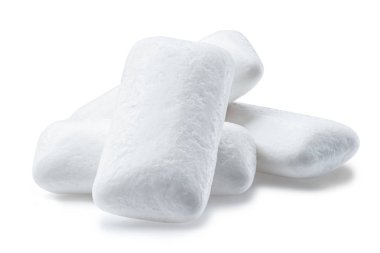 Beyaz arka planda sakız parçaları. Kırpma yolu.