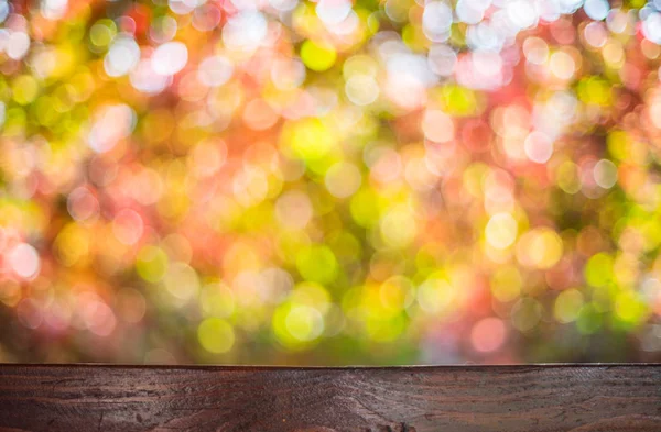 Herfst achtergrond met een houten tafel en mooie zonnige bokeh. — Stockfoto