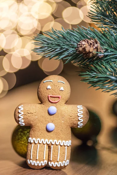 Hombre de jengibre en un fondo de Navidad . — Foto de Stock