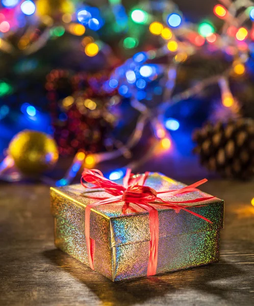 Schöne weihnachtsgeschenke in dekorierten boxen in der nähe eines weihnachts tr — Stockfoto