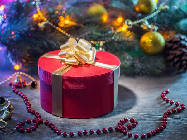 Belos presentes de Natal em caixas decoradas perto de um tr de Natal — Fotografia de Stock