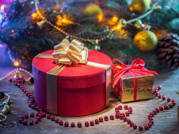 Piękne prezenty świąteczne w urządzonych pudełkach w pobliżu Boże Narodzenie tr — Zdjęcie stockowe