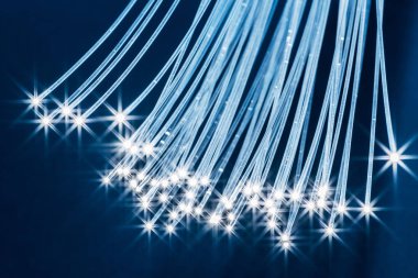 Uçları ışıklar ile optik liflerin paketi. Mavi artalan