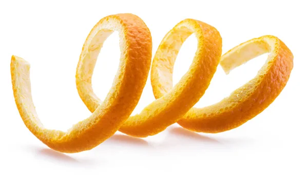 Oranje schil of oranje twist op witte achtergrond. Close-up. — Stockfoto
