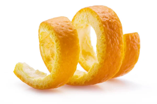 Oranje schil of oranje twist op witte achtergrond. Close-up. — Stockfoto