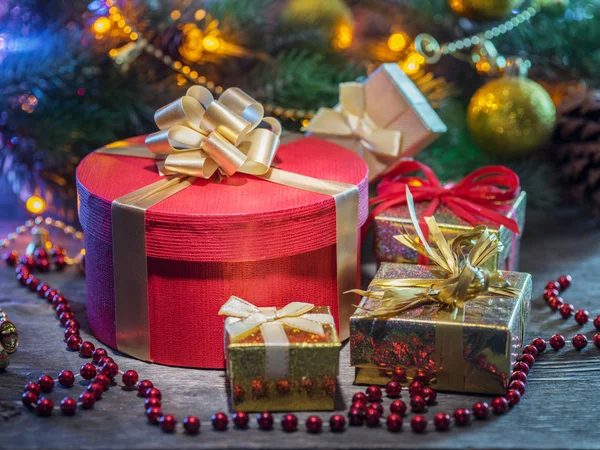 Belos presentes de Natal em caixas decoradas perto de um tr de Natal — Fotografia de Stock