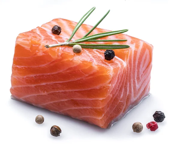 Filete de salmón fresco sobre fondo blanco . — Foto de Stock