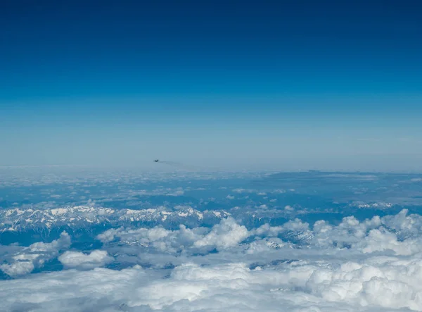 Witte zware wolken in de blauwe lucht. Panoramisch Cloudscape boven t — Stockfoto