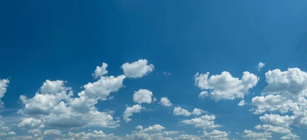 Μερικά ελαφρά σωρευτικά σύννεφα στον καθαρό γαλάζιο ουρανό. — Φωτογραφία Αρχείου