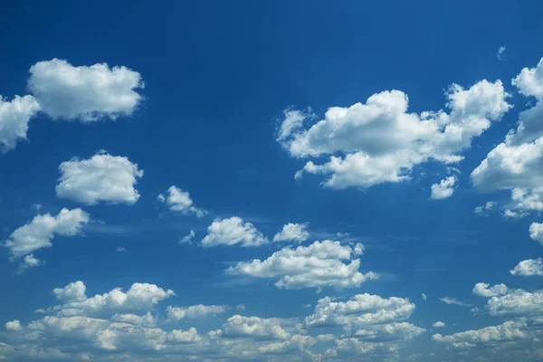 Solen strålar i den molniga himlen. — Stockfoto