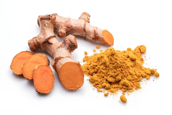 Rizoma di curcuma fresca e polvere di curcuma isolati su bac bianco — Foto Stock