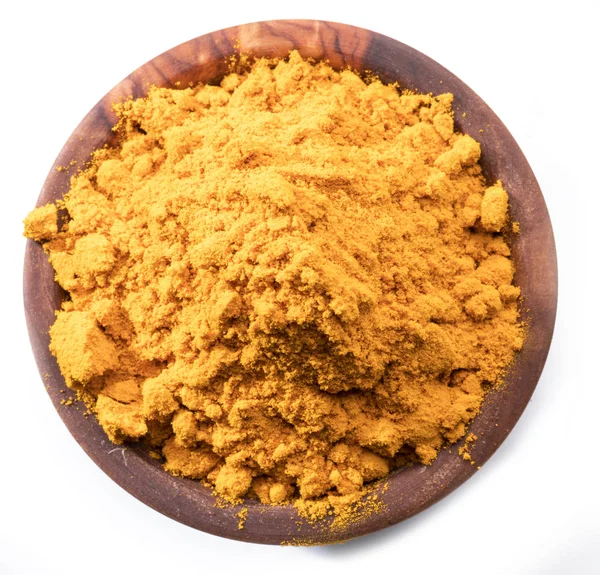 Curcuma in polvere o curcuma in ciotola di legno isolato su whi — Foto Stock